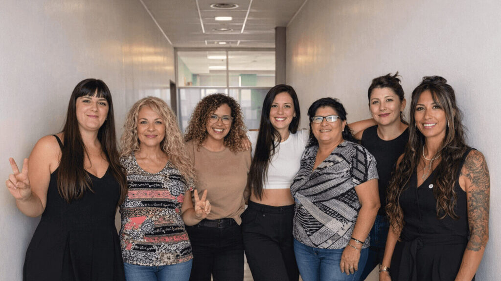 Gabriela Alonso, la futura vicepresidenta, rodeada de las mujeres de la lista