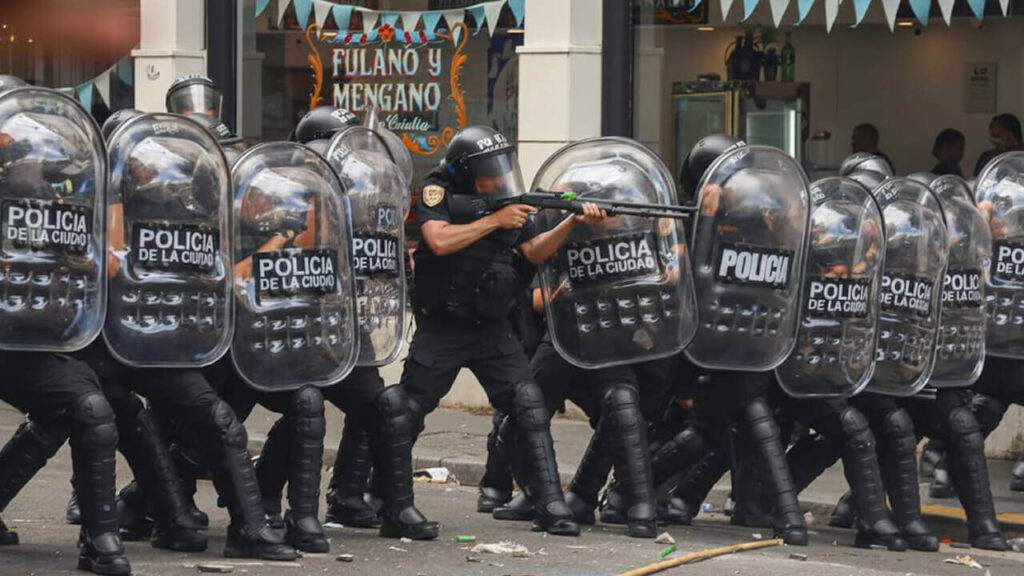 La Caballería salió con todo a reprimir cuando por cuatro individuos se descontroló la marcha hubo casi 100 detenidos, menos esos cuatro