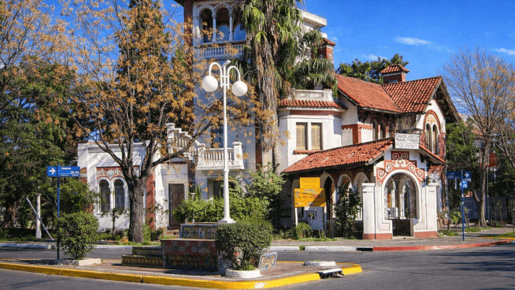 La Casona en la que vivió Manuel Fresco y la Plazoleta en la rotonda que tiene mayólicas hermosas