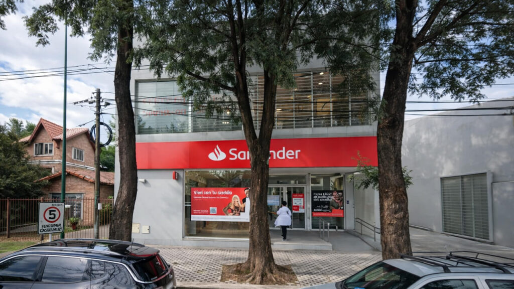 La Sucursal del Banco Santander Ituzaingó ubicada sobre la Avenida Santa Rosa, de ahí la mujer retiró los 23 millones de pesos