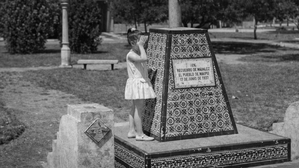 La foto original, de la niña, en la Plaza de Los Españoles de Castelar Norte