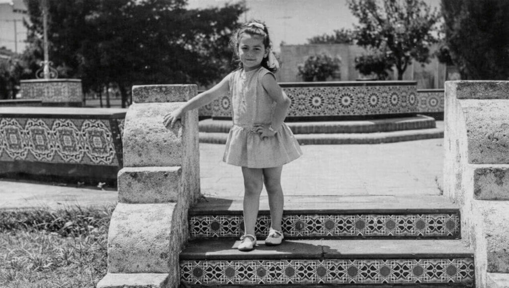 La foto original de la niña posando en la Plaza de los Españoles de Castelar Norte
