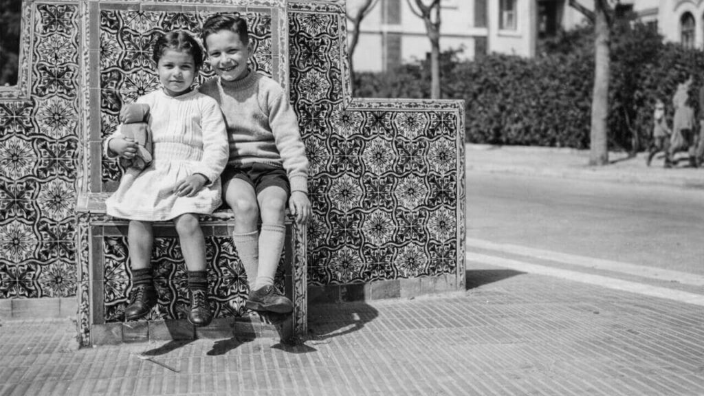 La foto original de los dos niños en uno de los asientos del Patio Andaluz de Haedo Norte