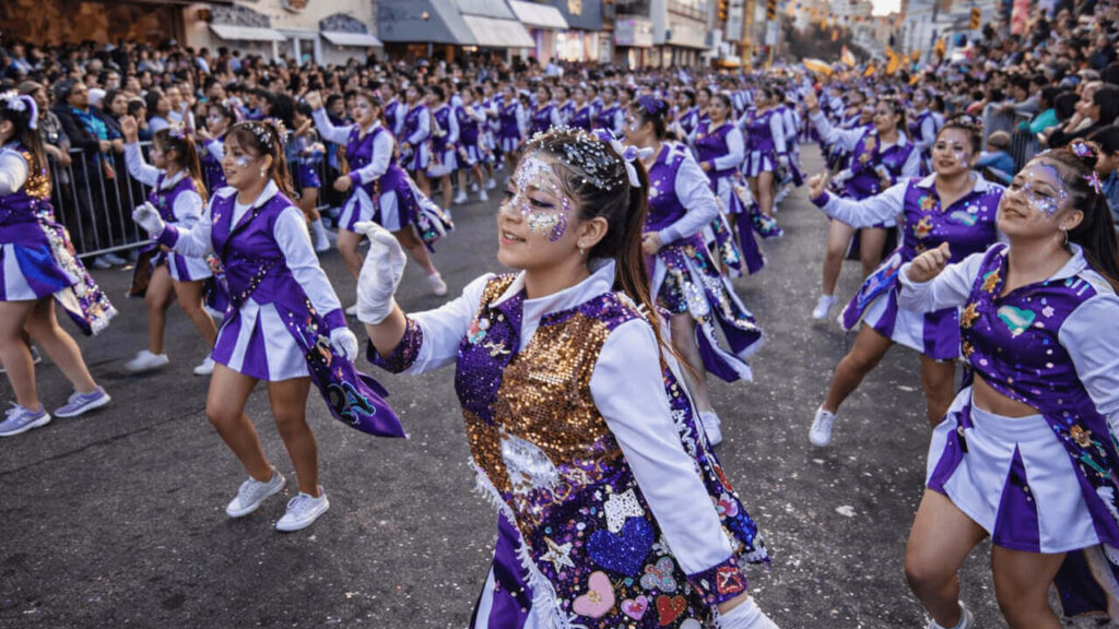 La juventud, incansable, le da ritmo a la Copa Carnaval bailando por horas y sin parar