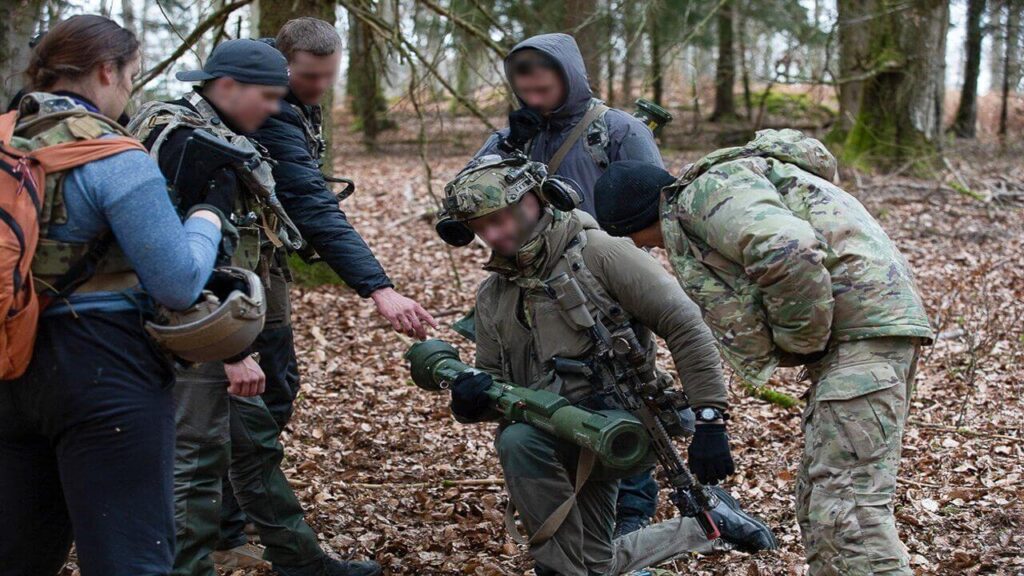 Integrantes de fuerzas de operaciones especiales participan de un ejercicio de entrenamiento conjunto durante despliegues internacionales, en escenarios similares a los que contempla el Operativo Daga Atlántica en Argentina.