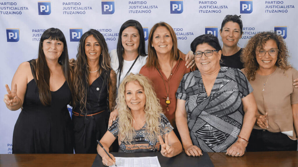 Las mujeres de la nueva conducción del PJ Ituzaingó alrededor de la que será la Vicepresidenta Gabriela Alonso