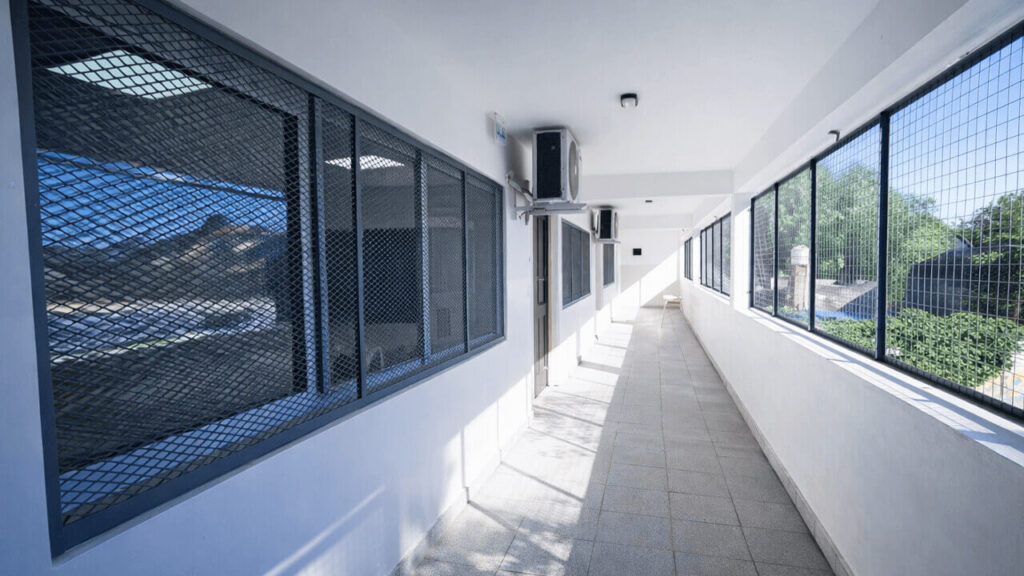 Los pasillos del colegio, cuidados y protegidos