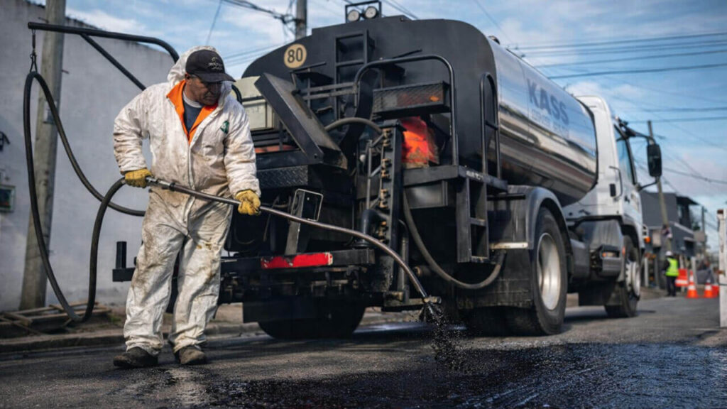 Maquinaria y trabajadores sellan la superficie