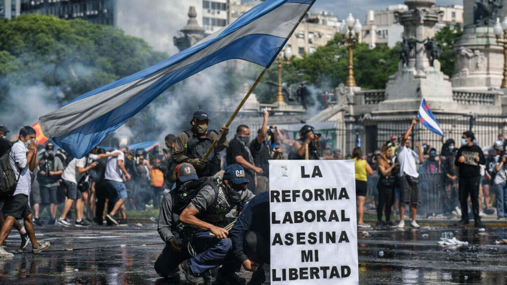 Militantes se escudan tras una pancarta ante el avance de las fuerzas de seguridad