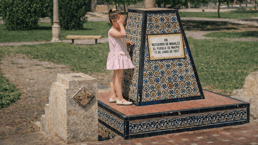 La misma niña, al parecer más tímida, en el Patio Andaluz de la Plaza de Los Españoles en Castelar Norte
