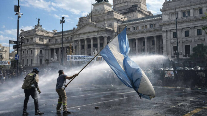 Por qué estalló la protesta frente al Congreso