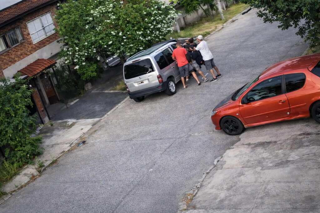 Los adolescentes en piraña atacando a la pareja para robarles