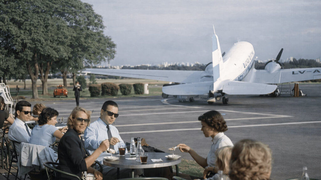 Siempre fascinó a la gente tomar un aperitivo, una café, algo refrescante frente al Río de la Plata mirando los aviones despegar o aterrizar