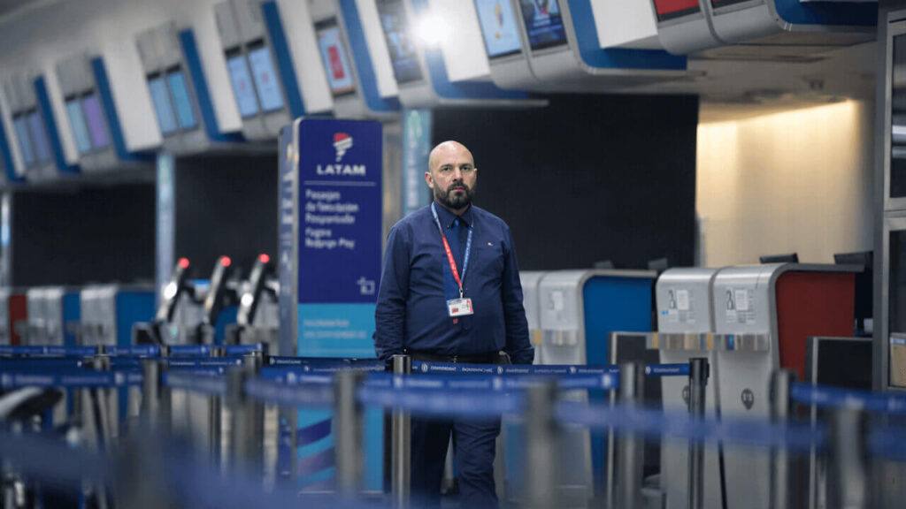 Solo, un empleado de Aeropuertos 2000 recorre la zona de chekin vacía de pasajeros