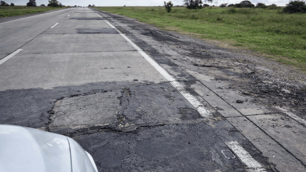 También los automovilistas tienen problemas en transitar las rutas del país