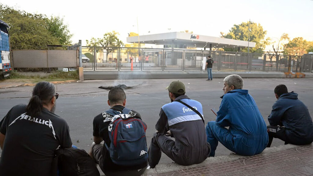 Trabajadores de FATE sobre el cordón de la vereda sin consuelo viven la desolación de quedarse sin trabajo en medio de una crisis que no generaron