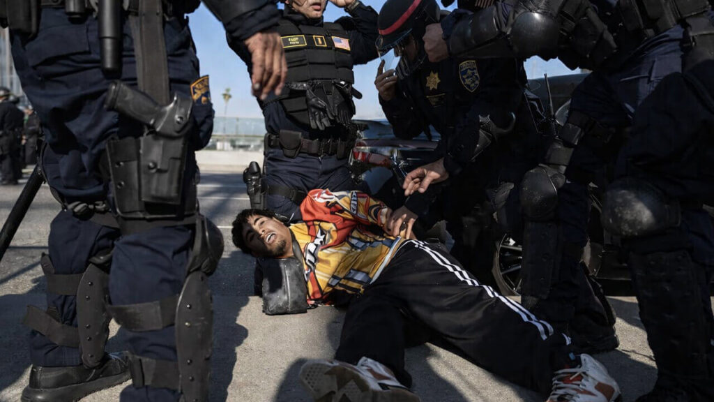 Un inmigrante detenido, ya sabe cuál será su primer destino, una base militar y luego un avión rumbo a su país