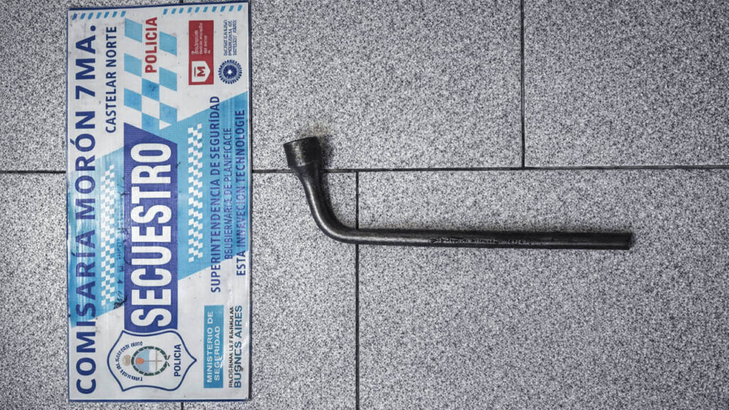 Una de las armas, que dejó contra el asfalto a un conductor