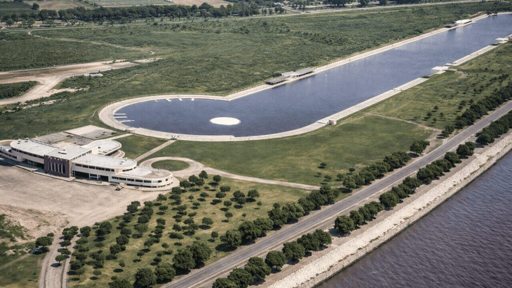 Una imagen imposible con la pileta detrás del edificio principal de 800 metros de largo que en ocasiones la usaban los vecinos para refrescarse