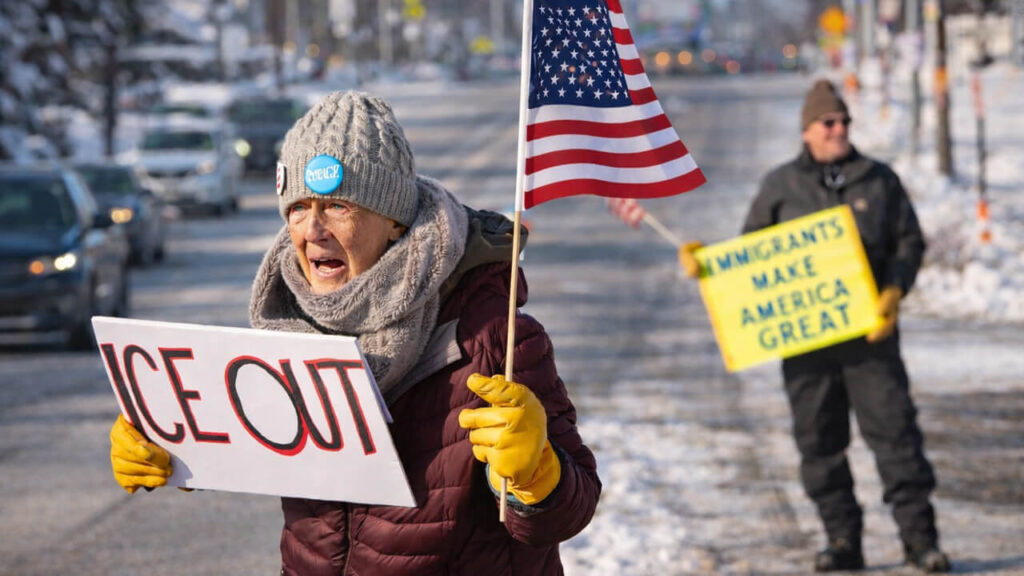 Una mujer de años, al borde de la carretera repudia la política del ICE