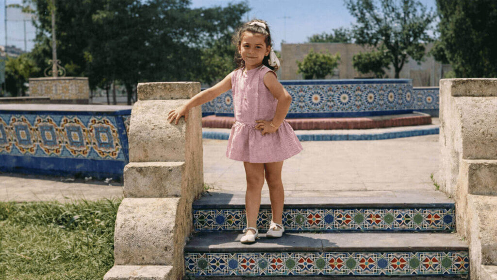 Una niña posa en lo que fue y es el Patrio Andaluz en el Centro de la Plaza de los Españoles (Foto Coloreada)
