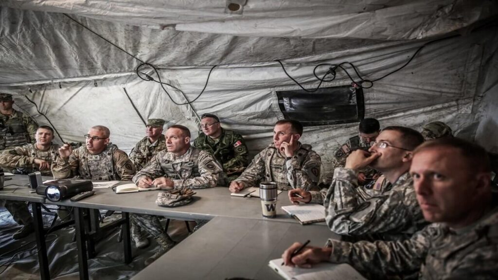 Integrantes de fuerzas especiales de Argentina y Estados Unidos participan de una reunión de planificación durante el Operativo Daga Atlántica, el mayor ejercicio militar conjunto de las últimas décadas, con foco en la cooperación estratégica en el Atlántico Sur.