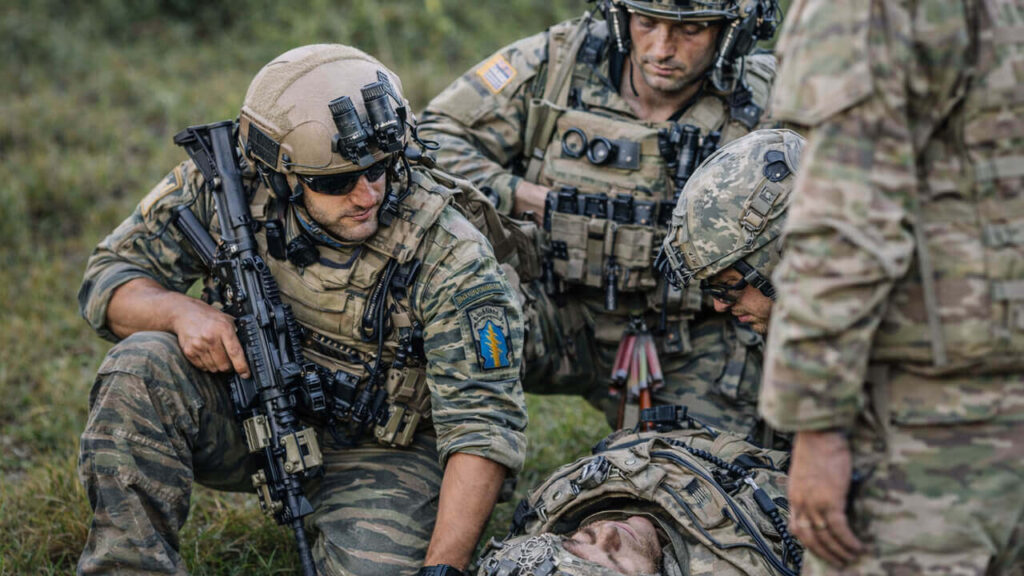 Entrenamiento táctico. Integrantes de fuerzas especiales de Estados Unidos realizan maniobras en tierra durante ejercicios de cooperación militar, con equipamiento especializado y procedimientos de asistencia en combate.