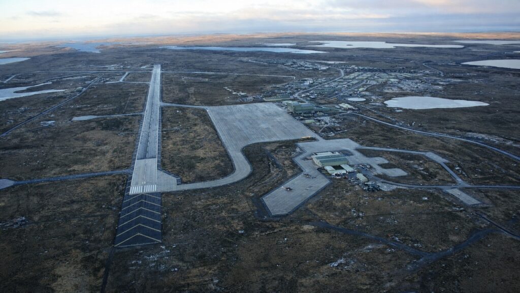 Vista aérea de la base militar británica de Mount Pleasant, en las Islas Malvinas, eje del control estratégico del Reino Unido en el Atlántico Sur y foco de debate tras el ejercicio militar ‘Daga Atlántica’.