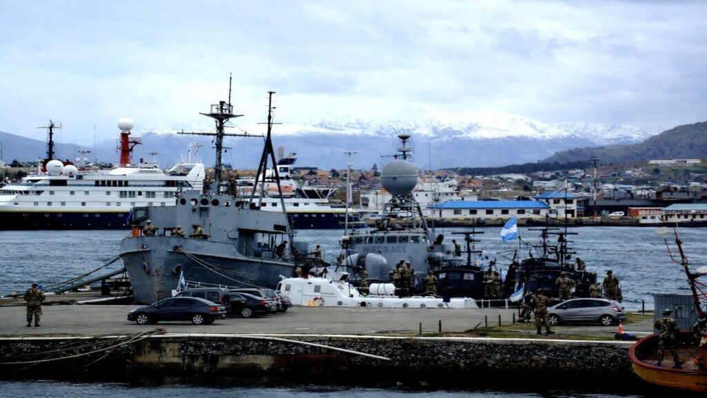 Presencia militar y control estratégico en el extremo sur: buques y personal de las Fuerzas Armadas argentinas operan en el puerto de Ushuaia, en un contexto de ejercicios conjuntos con Estados Unidos que reavivan el debate por la soberanía, las Islas Malvinas y el rol de Argentina en el Atlántico Sur.