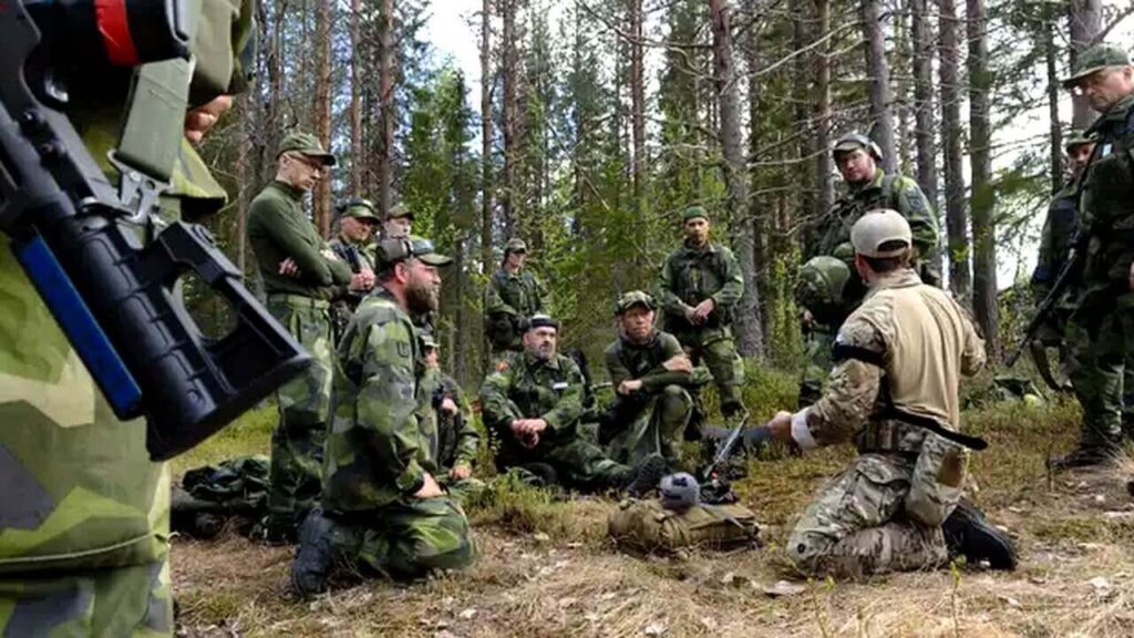 Entrenamiento conjunto. Fuerzas especiales participan en una instancia de instrucción táctica en terreno natural, en el marco de ejercicios de cooperación militar entre Estados Unidos y fuerzas aliadas.
