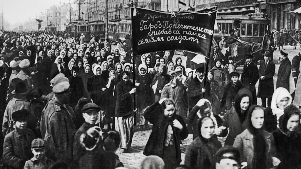 La pancarta dice Город. Попечительство — прибавка пайка семьям солдат y en castellano significa Tutela de la ciudad aumento de las raciones para las familias de los soldados