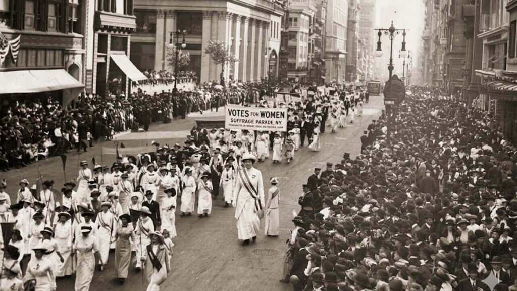 THE WORLD FOR THE WORKERS METROPOLITAN DISTRICT  COUNCIL OF THE INDEPENDENT LABOUR PARTY. En Castellano esto se traduce como: "El mundo para los trabajadores - Consejo del Distrito Metropolitano del Partido Laborista Independiente.