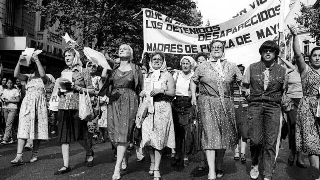 A paso firme, nada detuvo a las Madres de Plaza de Mayo