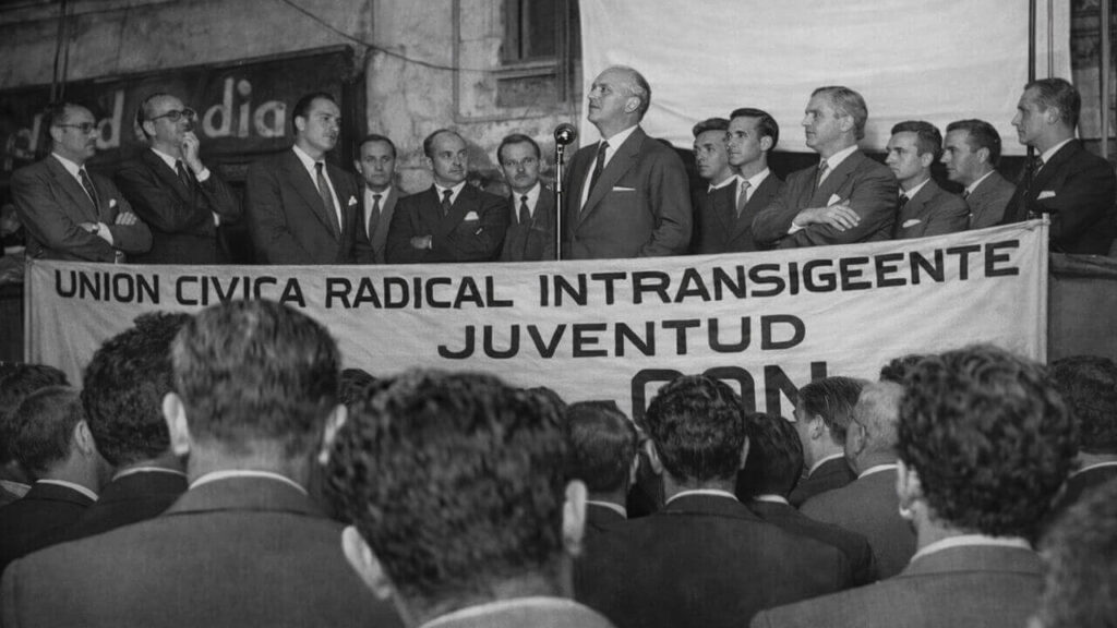 Acto en Morón de la UCR Intransigente con un joven Oscar Allende y otro joven Abel Costa sobre el escenario, sobre la calle Belgrano a metros de Rivadavia