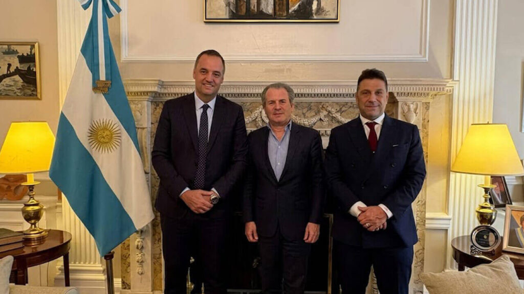 Adorni en Estados Unidos. Dijo que estaba deslomándose. Luego que no fue la mejor frase. Por último que se equivocó.