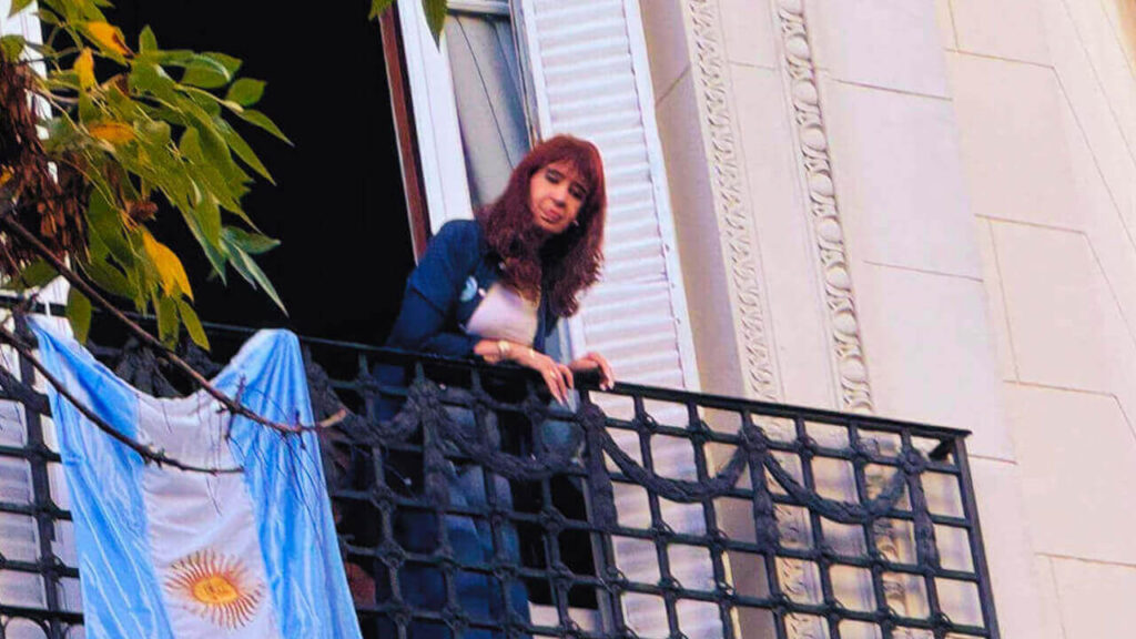 Al pasar por el departamento de Cristina en San José 1111 recibieron su saludo