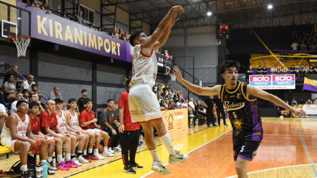 Alex, el triplero de Morón siempre se luce cuando caliente la mano y le salen todas