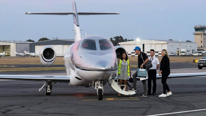 Alhorni, señora y familia subiendo al jet privado para ir a Punta del Este, un destino económico y accesible para todas las familias