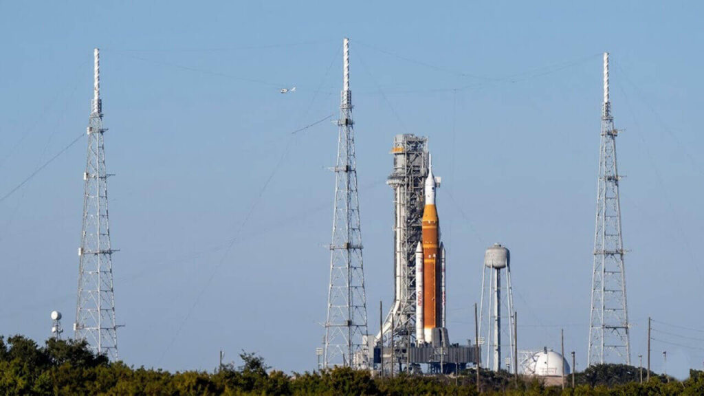 Artemis II en medio de la plataforma de lanzamiento esperando el primer de abril para partir hacia la órbita Lunar