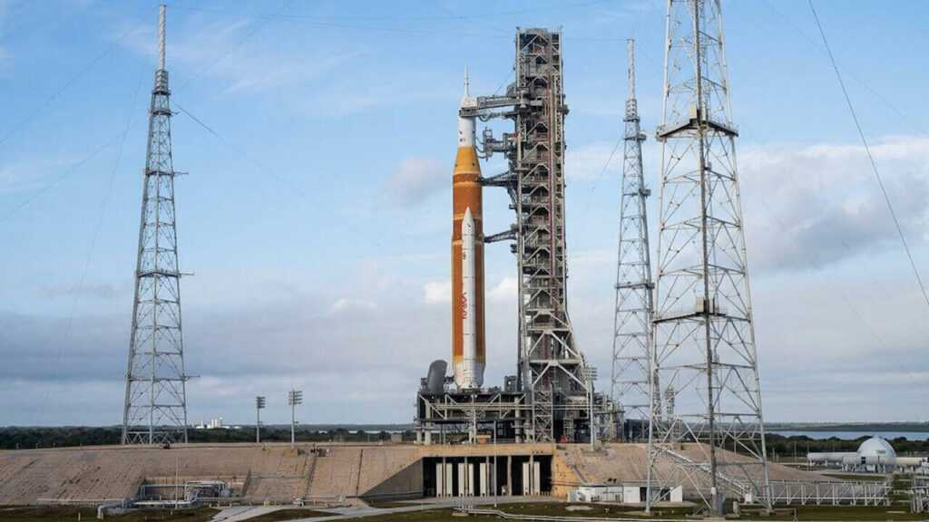 Artemis II sobre la plataforma de lanzamiento esperando el paso de los días