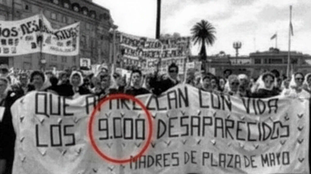 Así se construye un ataque mediático y digital, adulterando fotos, videos y relatos. Jamás marcharon las Madres con una pancarta pidiendo por los 9.000 desaparecidos. Siempre fueron 30.000.