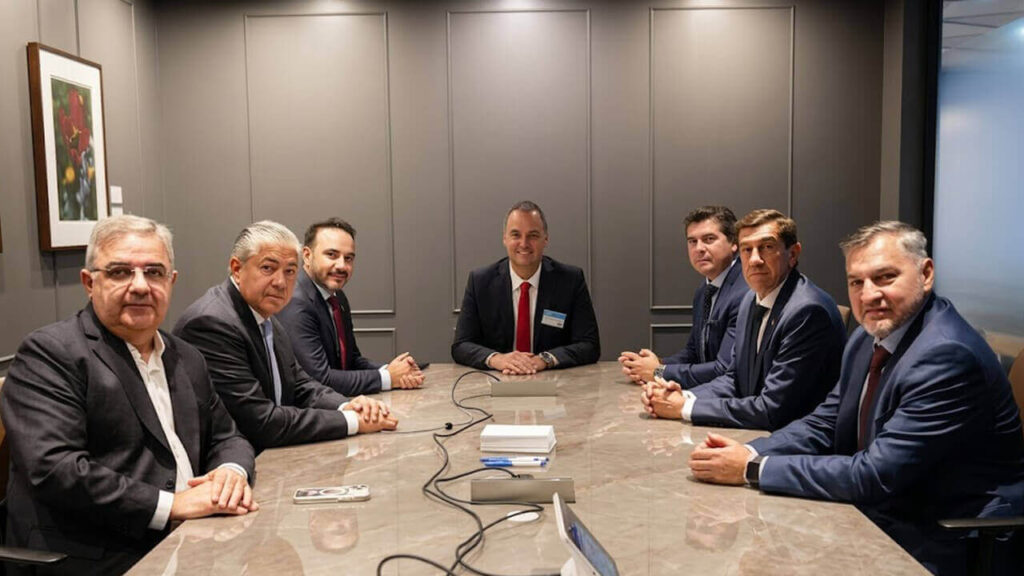 Así se desloma Manuel Adoni, el Jefe de Gabinete, en Nueva York, se le nota en el rostro