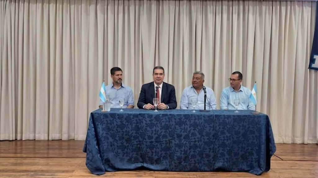 Capitanich en el Salón Le Parc del Sindicato de Comercio junto a Julio Rubén Ledesma (a la derecha del monitor)