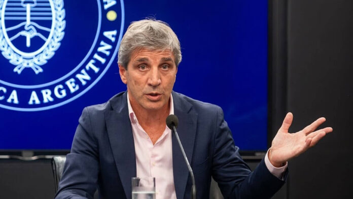 Caputo exige que salgan los “dólares del colchón” “Pierdan el miedo al kirchnerismo”