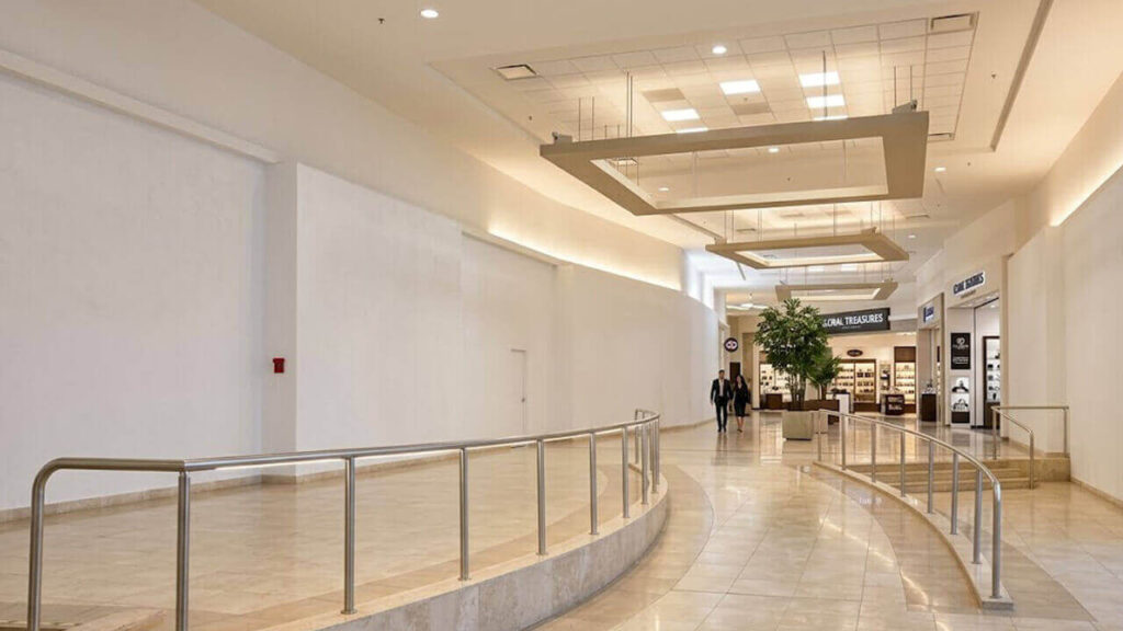 Como Al Oeste Shopping, fue cerrando locales y achicando el volumen de gente, ni instalando un super pudieron remontarlo