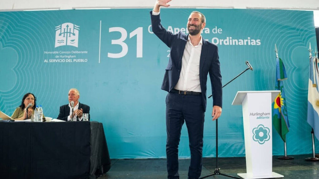 Damián Selci saluda al llegar al Polideportivo Municipal de Hurlingham