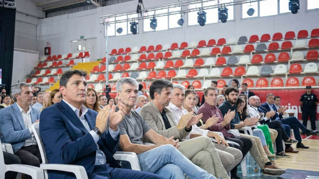 De izquierda a derecha, primero Martín Marinucci y a continuación Juan Zabaleta y parte del Gabinete Municipal