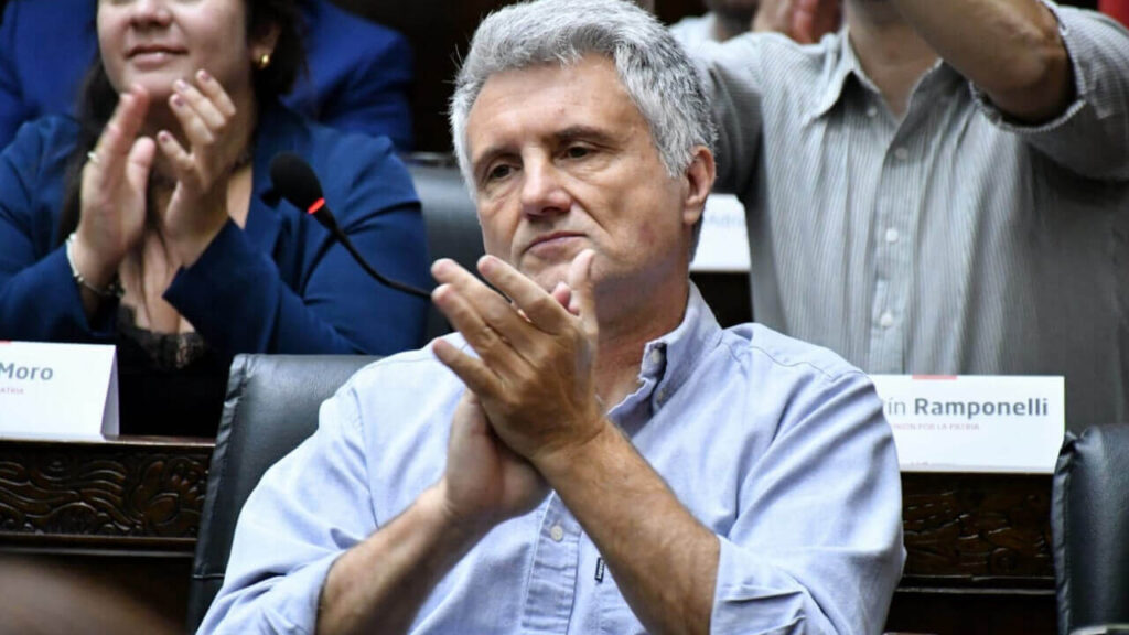 Desde una banca de concejal, aplaude el hermano de Lucas Ghi, José María