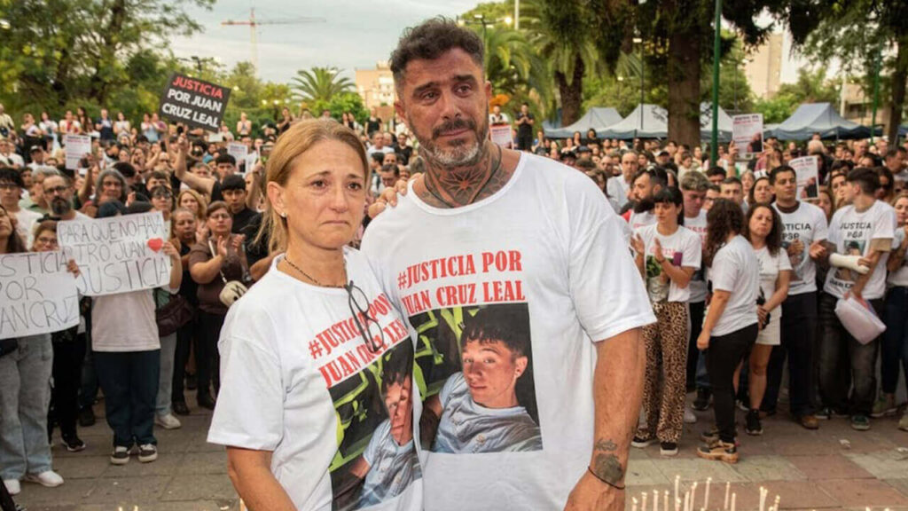 Diego Leal y Cecilia Otero, padres de la víctima, ayer, en la concentración por el reclamo de justicia