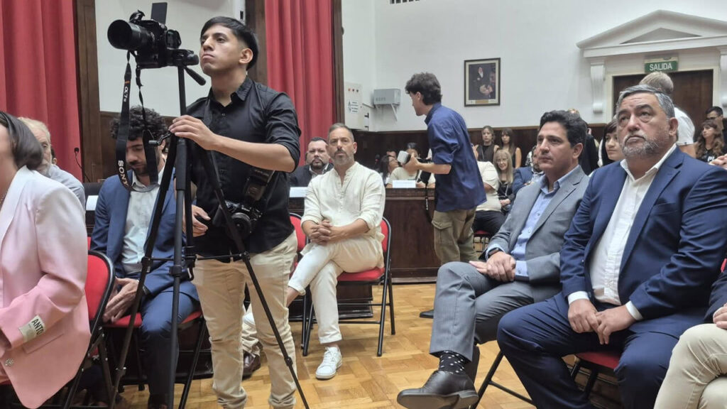 En primer plano, Martín Marinucci (Ministro de Transporte Bonaerense) junto a Adrián Grana (Subsecretario Bonaerense=, detrás, mirando la cámara el máximo referente de La Libertad Avanza, Ariel Diwan 